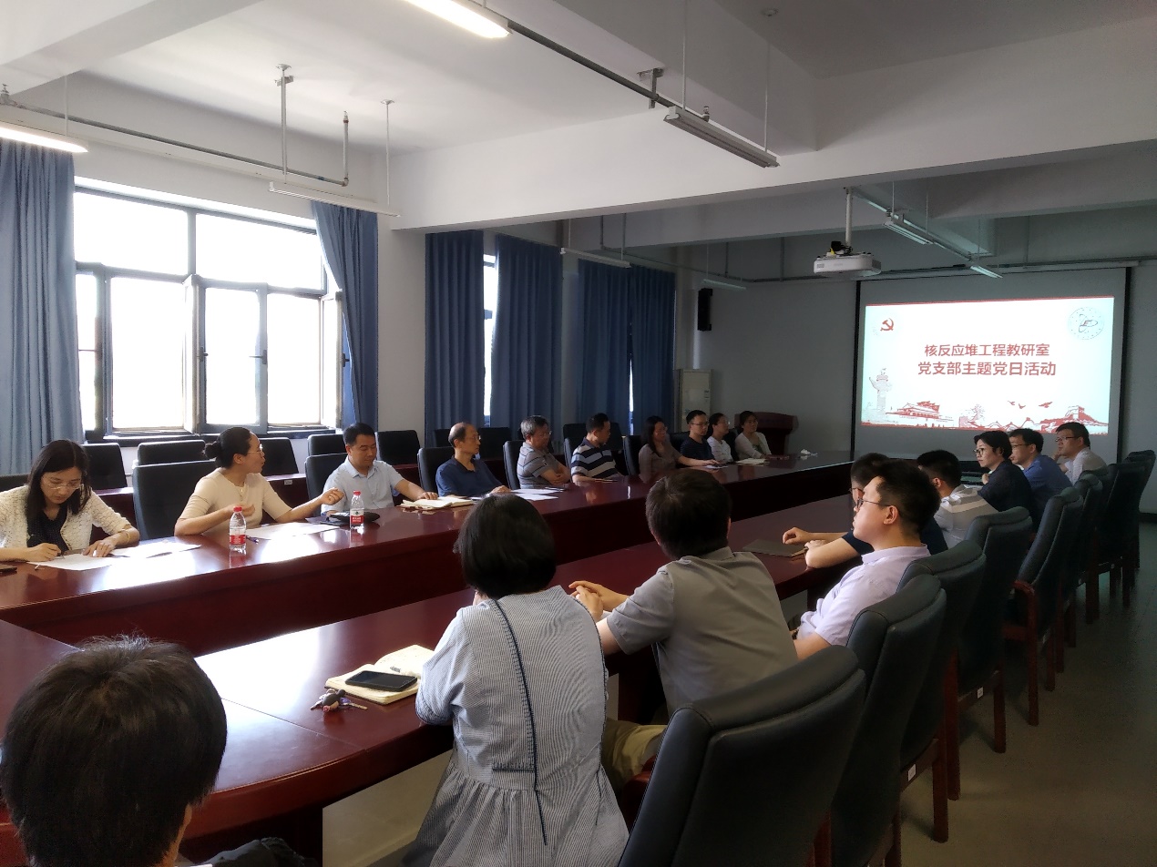 图片包含 室内, 人员, 天花板, 墙壁

描述已自动生成